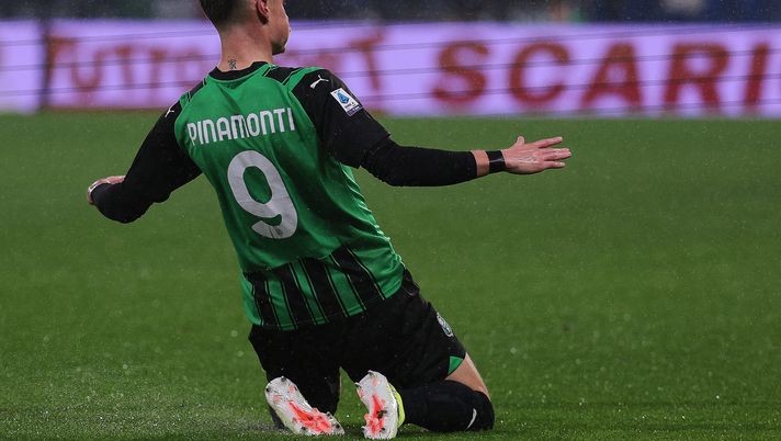 REGGIO NELL'EMILIA, ITALY - JANUARY 06: Andrea Pinamonti of US Sassuolo celebrates after scoring his team's first goal during the Serie A TIM match between US Sassuolo and ACF Fiorentina at Mapei Stadium - Citta' del Tricolore on January 06, 2024 in Reggio nell'Emilia, Italy. (Photo by Emmanuele Ciancaglini/Getty Images) C’è concorrenza per Pinamonti. Lo vuole l’Inter come quinto attaccante - immagine 1