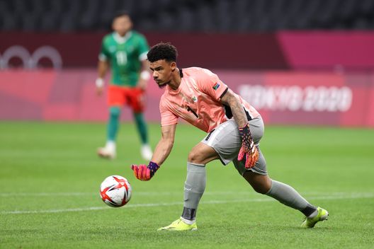 SAPPORO, GIAPPONE - 28 LUGLIO: Ronwen Williams, numero 1 della squadra sudafricana, lancia la palla durante la partita del primo turno maschile del Gruppo A tra Sudafrica e Messico, il quinto giorno delle Olimpiadi di Tokyo 2020 al Sapporo Dome, il 28 luglio 2021 a Sapporo, Hokkaido, Giappone. (Foto di Masashi Hara/Getty Images) Mondiale per club, Turpin fa la storia: corner assegnato per perdita di tempo del portiere- immagine 3