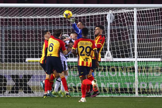 Veiga (Lecce): “Prepariamo la gara con la Fiorentina per vincere”- immagine 2