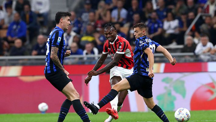 MILAN, ITALY - SEPTEMBER 22: Rafael Leao of AC Milan is challenged by Kristjan Asllani of FC Internazionale during the Serie A match between FC Internazionale and AC Milan at Stadio Giuseppe Meazza on September 22, 2024 in Milan, Italy. (Photo by Marco Luzzani/Getty Images) Biagio Pagano: “Inter più concentrata sulla Champions – A Leao manca un solo scatto…” - immagine 1