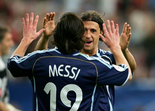 GELSENKIRCHEN, GERMANIA - 16 GIUGNO: Lionel Messi e Hernan Crespo. (Photo by Vladimir Rys/Bongarts/Getty Images) Hernán Crespo, il gol fatto eleganza: 50 anni da numero 9 eterno, Valdanito per sempre- immagine 4