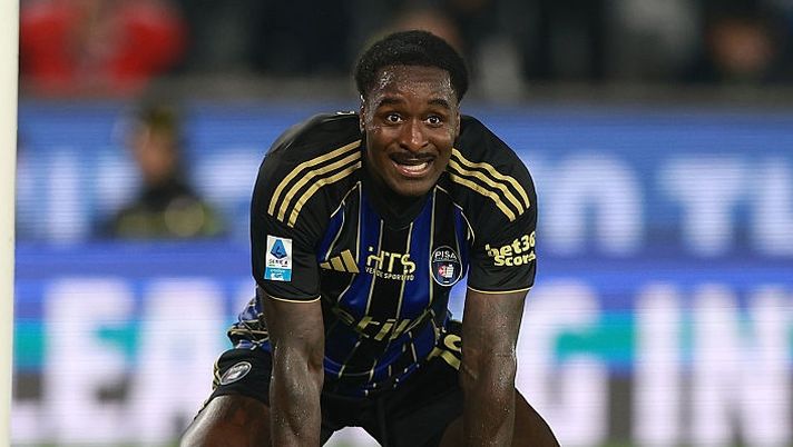 PISA, ITALY - OCTOBER 30: M'Bala Nzola of Pisa Sporting Club reacts during the Serie A match between Pisa SC and SS Lazio at Arena Garibaldi on October 30, 2025 in Pisa, Italy. (Photo by Gabriele Maltinti/Getty Images) Pisa-Como, formazioni ufficiali: la scelta su Nzola, Tramoni, Vojvoda, Kuhn, Valle e Paz! Meister in tribuna - immagine 1