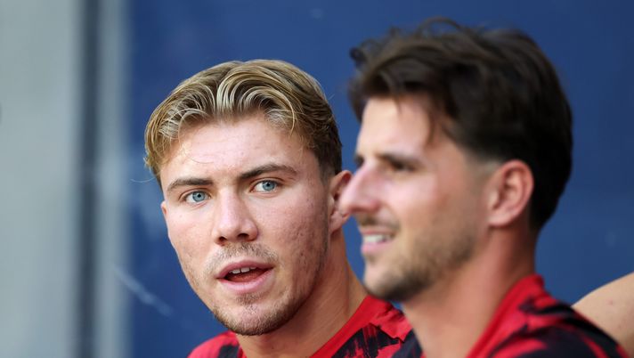 SOLNA, SWEDEN - JULY 19: Rasmus Hojlund of Manchester United looks on from the substitute bench prior to the pre-season friendly match between Manchester United and Leeds United at Strawberry Arena on July 19, 2025 in Solna, Sweden. (Photo by Linnea Rheborg/Getty Images) Hojlund Napoli Milan