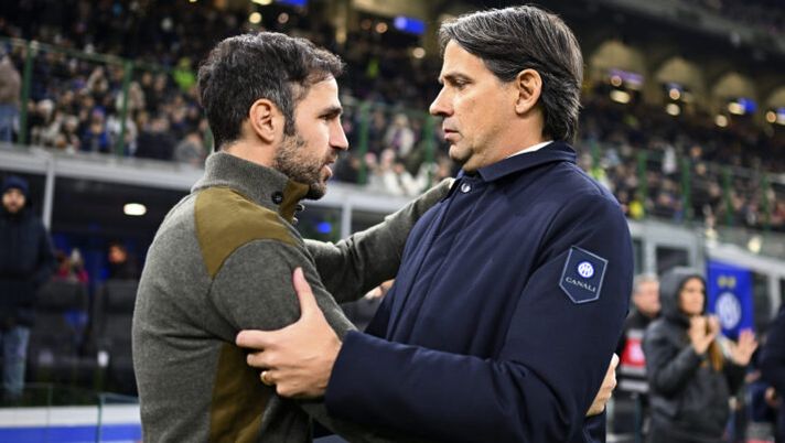 MILAN, ITALY - DECEMBER 23: Head coach of FC Internazionale Simone Inzaghi salutes head coach of Como Francesc Fabregas prior the Serie A match between FC Internazionale and Como at Stadio Giuseppe Meazza on December 23, 2024 in Milan, Italy. (Photo by Mattia Ozbot - Inter/Inter via Getty Images) Fabregas e il retroscena con Inzaghi: “Sono stato nel suo ufficio, volevo capire…” - immagine 1