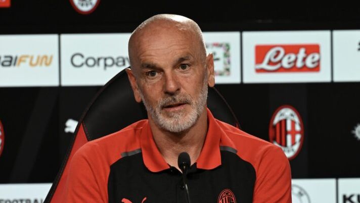 CAIRATE, ITALY - APRIL 21: Head coach AC Milan Stefano Pioli speaks with the media during a press conference at Milanello on April 21, 2024 in Cairate, Italy. (Photo by Claudio Villa/AC Milan via Getty Images) Pioli: “Inter più forte da 4 anni ma ha vinto solo 2 Scudetti! Bennacer, Chukwueze, Okafor, Theo, Leao…” - immagine 1