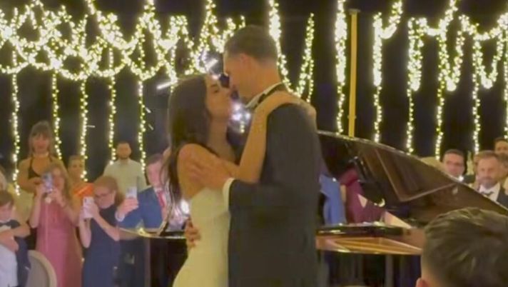 Invitato speciale, nonché volto noto ai tifosi del Napoli, al matrimonio di Rafa Marin e della compagna Fatima. rafa marin napoli