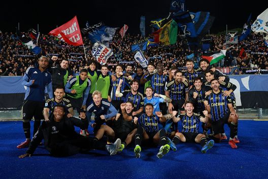 PISA, ITALIA - 7 NOVEMBRE: Tutti i giocatori del Pisa Sporting Club festeggiando la vittoria contro la Cremonese. (Photo by Gabriele Maltinti/Getty Images) Toure
