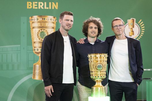 BERLINO, GERMANIA- MAGGIO12: Fabian Klos davanti al trofeo che il suo Arminia Bielefeld contenderà allo Stoccarda. (Foto di Maja Hitij/Getty Images) Arminia Bielefeld e la sua leggenda: Fabian Klos, il Totti tedesco- immagine 3