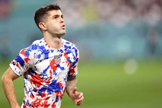 DOHA, QATAR - DECEMBER 03: Christian Pulisic of United States warms up prior to the FIFA World Cup Qatar 2022 Round of 16 match between Netherlands and USA at Khalifa International Stadium on December 03, 2022 in Doha, Qatar. (Photo by Elsa/Getty Images) Pulisic, il fuoriclasse che dice no: Pochettino lo attacca, è caos USA- immagine 2