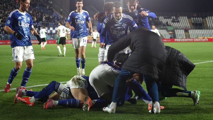 COMO, ITALY - NOVEMBER 28: Alberto Moreno of Como 1907 celebrates with his team-mates after scoring their team's second goal during the Serie A match between Como 1907 and US Sassuolo Calcio at Giuseppe Sinigaglia Stadium on November 28, 2025 in Como, Italy. (Photo by Marco Luzzani/Getty Images) Serie A, Como-Sassuolo 2-0: Douvikas e Moreno portano i lariani a -3 dalla Roma - immagine 1