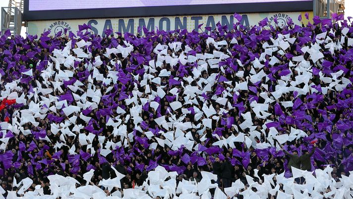 FLORENCE, ITALY - MARCH 16: Fans of ACF Fiorentina during the Serie A match between Fiorentina and Juventus at Stadio Artemio Franchi on March 16, 2025 in Florence, Italy. (Photo by Gabriele Maltinti/Getty Images) Fiorentina-Juventus, il Franchi si riempie: grandi numeri per “LA” partita - immagine 1