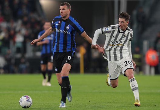 TURIN, ITALY - NOVEMBER 06: Edin Dzeko of FC Internazionale is challenged by Fabio Miretti of Juventus during the Serie A match between Juventus and FC Internazionale at Allianz Stadium on November 06, 2022 in Turin, Italy. (Photo by Emilio Andreoli/Getty Images) inter