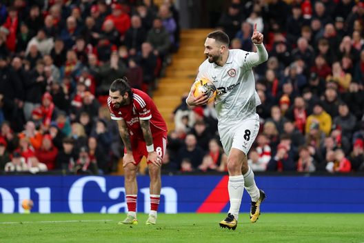 L'errore di Szoboszlai porta al gol del Barnsley (Foto di Jan Kruger/Getty Images) L'errore di Szoboszlai porta al gol del Barnsley