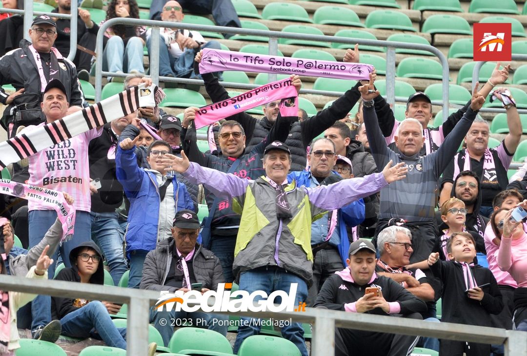 FOTOTIFO Palermo-Cittadella 0-1, gli scatti ai tifosi al “Renzo Barbera” (GALLERY) - immagine 21