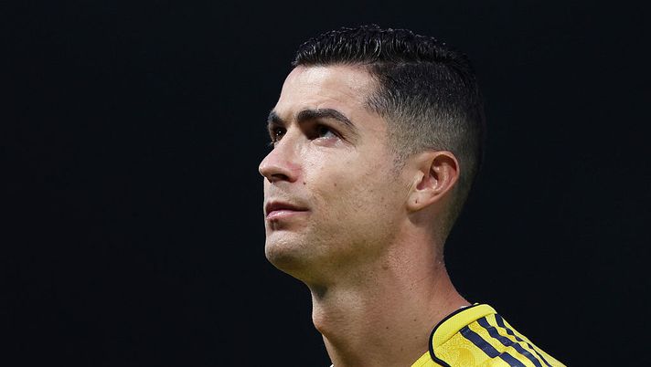 RIYADH, SAUDI ARABIA - JANUARY 12: Cristiano Ronaldo of Al-Nassr looks on prior to the Saudi Pro League match between Al Hilal and Al Nassr at Kingdom Arena on January 12, 2026 in Riyadh, Saudi Arabia. (Photo by Yasser Bakhsh/Getty Images) CR7 sfida il tempo: ecco il segreto dei suoi 41 anni da eterno giovane - immagine 1