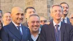VIDEO Spalletti, il siparietto durante la prima foto di rito da cittadino napoletano