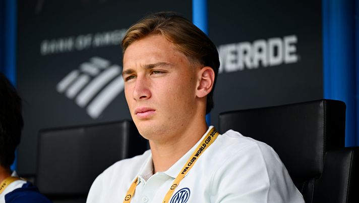 CHARLOTTE, NORTH CAROLINA - JUNE 30: Francesco Pio Esposito of FC Internazionale looks on prior to the FIFA Club World Cup 2025 round of 16 match between FC Internazionale Milano and Fluminense FC at Bank of America Stadium on June 30, 2025 in Charlotte, North Carolina. (Photo by Mattia Ozbot - Inter/Inter via Getty Images) Da Firenze: “Seba Esposito, le cifre con l’Inter! Ma se dovessero cedere Pio…” - immagine 1