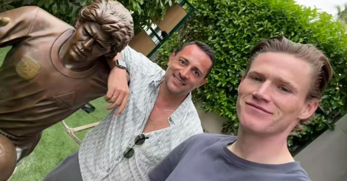 Napoli, McTominay si regala una statua di Maradona per il giardino
