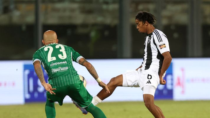 MONOPOLI, ITALY - SEPTEMBER 14: Simone Calvano of Monopoli competes for the ball with Livano Comenencia of Juventus Next Gen during the Serie C match beetween Monopoli and Juventus Next Gen at Stadio Comunale Vito Simone Veneziani on September 14, 2024 in Monopoli, Italy. (Photo by Juventus FC/Juventus FC via Getty Images) Latina-Monopoli: dove vedere la partita in diretta TV ed in streaming LIVE - immagine 1