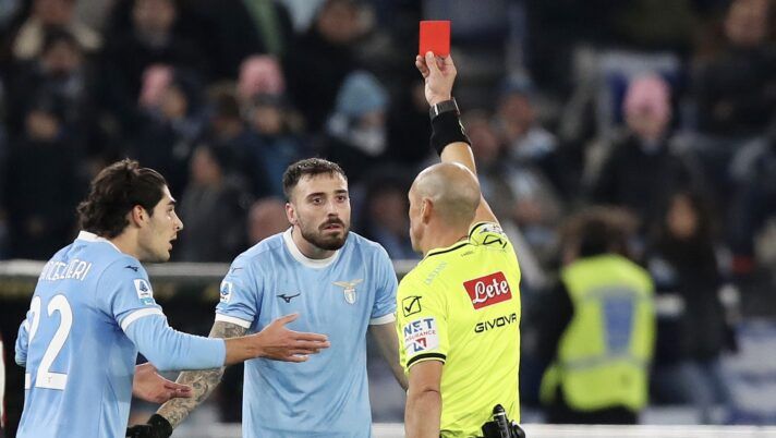 “Sei scarso”, il labiale di Gila: quante giornate di squalifica rischia il centrale della Lazio - immagine 1