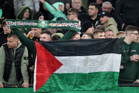 I tifosi del Celtic con la bandiera della Palestina prima della partita di Champions League contro la Lazio allo Stadio Olimpico, il 28 novembre 2023 a Roma. (Foto di Paolo Bruno/Getty Images) PSG bandiere palestinesi