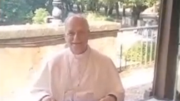 Papa Leone XIV e la sua fede giallorossa: saluta un tifoso e urla “Forza Roma”