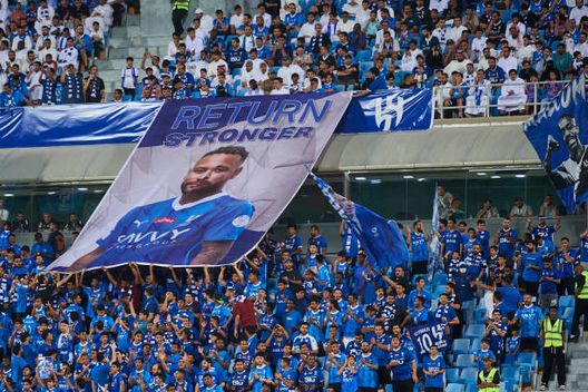 RIYADH, SAUDI ARABIA - OCTOBER 20: Fans of Al-Hilal suport injured Neymar da Silva Santos Junior from Al Hilal Saudi FC during the Saudi Pro League football match between Al-Hilal and Al-Khaleej at Prince Faisal bin Fahd Stadium on October 20, 2023 in Riyadh, Saudi Arabia. (Photo by Adam Nurkiewicz/Getty Images) Al-Hilal, “piccolo rimborso” per l’infortunio di Neymar: al club vanno 7.5 milioni- immagine 2