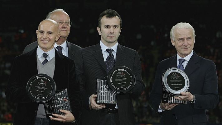 MILAN, ITALY - APRIL 04: AC Milan trio Giovanni Trapattoni, Arrigo Sacchi and Dejan Savicevic receive UEFA awards in recognition of the contribution they made to the success of the competition, before the quarter-final decider against Olympique Lyonnais during the UEFA Champions League Quarter Final Second Leg match between AC Milan and Lyon at the San Siro Stadium on April 4, 2006 in Milan, Italy. (Photo by Paul Gilham/Getty Images) Arrigo Sacchi