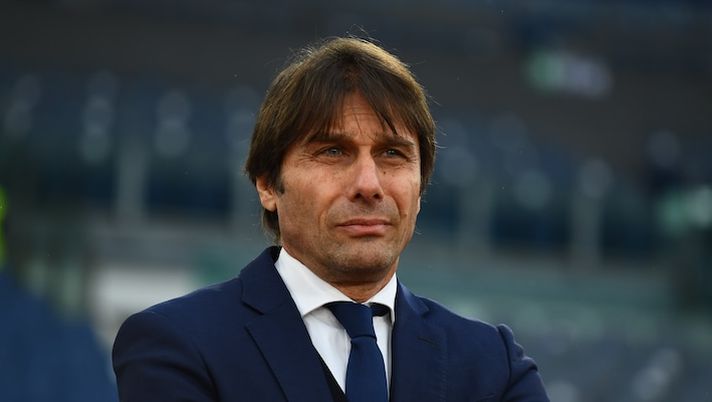ROME, ITALY - JANUARY 10: Head coach of FC Internazionale Antonio Conte looks on before the Serie A match between AS Roma and FC Internazionale at Stadio Olimpico on January 10, 2021 in Rome, Italy.Sporting stadiums around Italy remain under strict restrictions due to the Coronavirus Pandemic as Government social distancing laws prohibit fans inside venues resulting in games being played behind closed doors. (Photo by Claudio Villa - Inter/Inter via Getty Images) Napoli, fissata la prima conferenza di Conte: i dettagli su data e orario - immagine 1