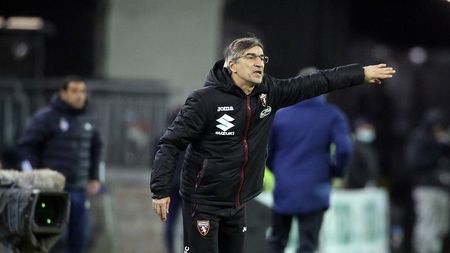 CAGLIARI, ITALY - DECEMBER 06: Ivan Juric coach of Torino reacts during the Serie A match between Cagliari Calcio and Torino FC at Sardegna Arena on December 06, 2021 in Cagliari, Italy. (Photo by Enrico Locci/Getty Images)