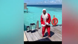 VIDEO / Evra, pazzia natalizia: al mare vestito da Babbo Natale