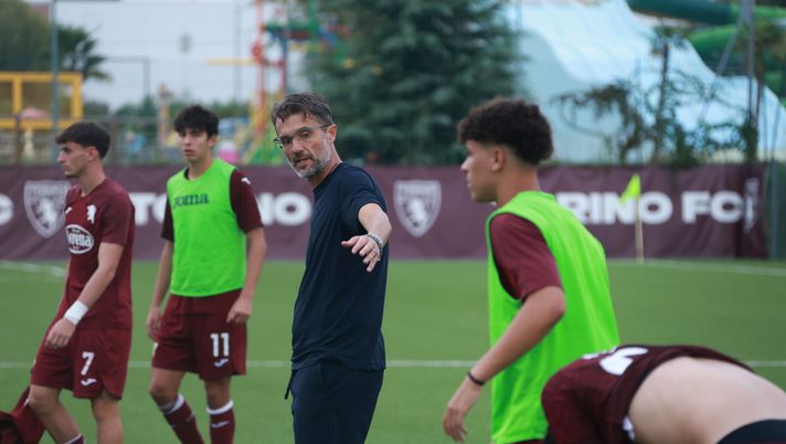 ORBASSANO, ITALY - Christian Fioratti, Head Coach of Torino Primavera, gives instructions to his players during the Primavera 1 match between Torino U20 and Sassuolo U20 at Valentino Mazzola di Orbassano at stadio Valentino Mazzola on September 15, 2025 in Orbassano, Italy. Photo by Alberto Girardi for Toro News Torino Primavera, Fioratti indica la via: pazienza e unione per svoltare - immagine 1