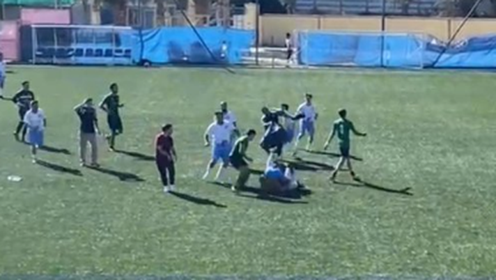 Battaglia campale in un campo di calcio a Malaga (Fonte Video Account SUR Deporte)