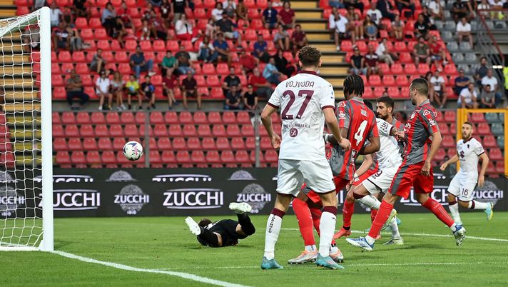 CREMONA, ITALY - AUGUST 27: Nemanja Radonjic of Torino FC scores his team second goal during the Serie A match between US Cremonese and Torino FC at Stadio Giovanni Zini on August 27, 2022 in Cremona, Italy. (Photo by Alessandro Sabattini/Getty Images) Cremonese-Torino 1-2, l’analisi dei gol: su Sernicola in due sono in ritardo- immagine 4