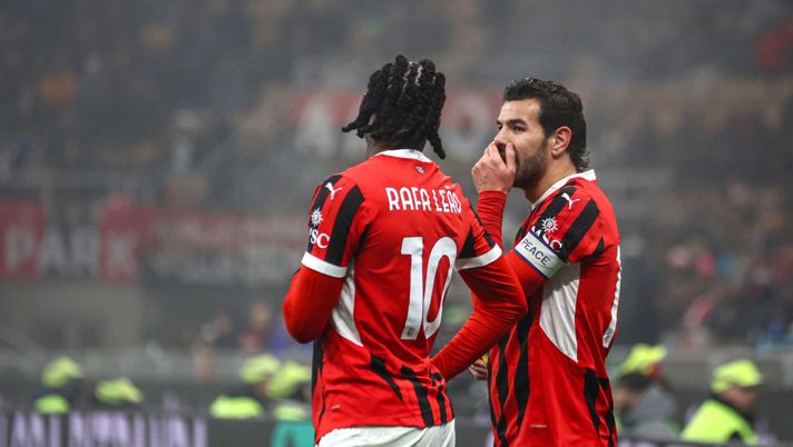 MILAN, ITALY - NOVEMBER 30: Theo Hernandez of AC Milan speaks with Rafael Leao during the Serie A match between AC Milan and Empoli at Stadio Giuseppe Meazza on November 30, 2024 in Milan, Italy. (Photo by Giuseppe Cottini/AC Milan via Getty Images)  milan-musah-theo-hernandez-maignan-leao-mitrovic-tomori-leoni-pobega-calciomercato-news-ultima-ora