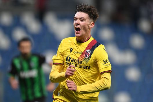 Aaron Hickey in campo con la maglia del Bologna (stagione 2021/22) Bologna, quante operazioni col Napoli! Tra le cessioni d’oro anche Beukema. La Top 10- immagine 3