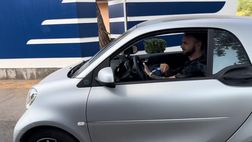 Lazio, Lazzari arriva nel centro sportivo per le visite – VIDEO