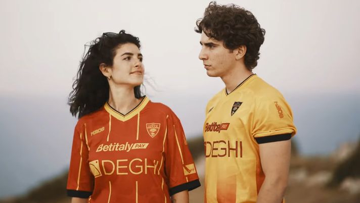 lecce-serie-a-presentate-prima-e-terza-maglia-nuova-stagione-kit-divise-salento-otranto