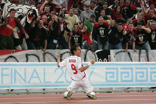 ATHENS, GREECE - MAY 23: Filippo Inzaghi (#9) of Milan celebrates in front of the fans after scoring the opening goal during the UEFA Champions League Final match between Liverpool and AC Milan at the Olympic Stadium on May 23, 2007 in Athens, Greece. (Photo by Laurence Griffiths/Getty Images) Milan e Liverpool: dopo Istanbul c’è sempre Atene- immagine 12