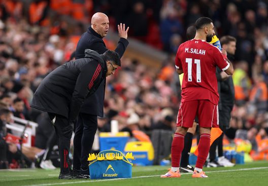 LIVERPOOL, INGHILTERRA – 13 DICEMBRE 2025: Arne Slot, allenatore del Liverpool, parla con Mohamed Salah del Liverpool durante la partita di Premier League tra Liverpool e Brighton & Hove Albion ad Anfield, il 13 dicembre 2025 a Liverpool, Inghilterra. (Foto di Carl Recine/Getty Images) Liverpool, Slot è sicuro: “Salah è pronto a interrompere il digiuno”- immagine 2