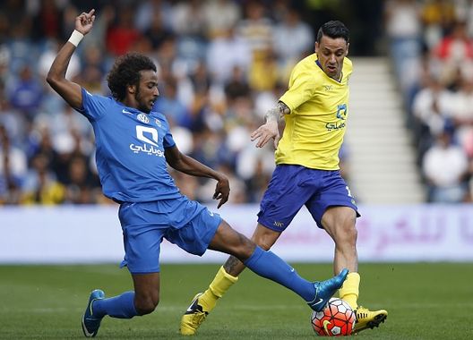 Il difensore dell'Al-Hilal Yasser Al-Shahrani (a sinistra) affronta il centrocampista uruguaiano dell'Al-Nassr Fabian Estoyanoff durante la Supercoppa saudita tra l'Al-Nassr e l'Al-Hilal allo stadio Loftus Road di Londra, il 12 agosto 2015 Pioli e CR7 contro Jesus e Koulibaly: domani alle 20, il Derby di Riyadh fra Al Hilal e Al Nassr- immagine 7