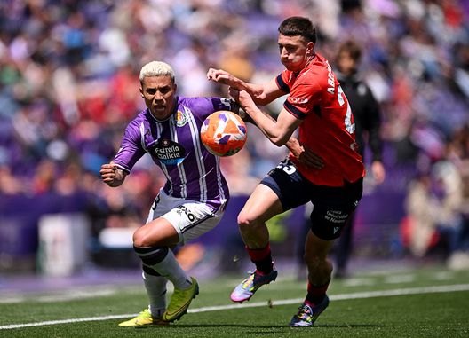 Valladolid, Spagna - 20 aprile 2025: Machis affronta Abel Bretones durante il match tra Real Valladolid ed Osasuna. (Foto di Denis Doyle/Getty Images) Real Valladolid, la maledizione di Machís: record negativo per l’ex Udinese- immagine 3