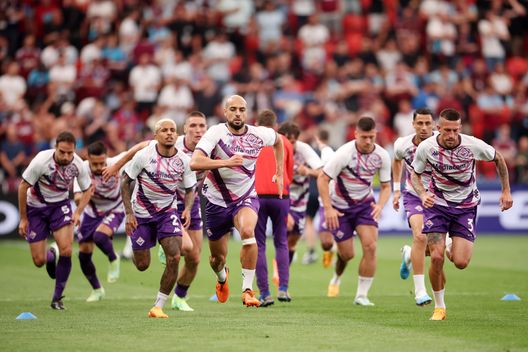 PRAGA, REPUBBLICA CECA - 07 GIUGNO: I giocatori dell'ACF Fiorentina si riscaldano prima della partita finale della UEFA Europa Conference League 2022/23 tra ACF Fiorentina e West Ham United FC all'Eden Arena il 07 giugno 2023 a Praga, Repubblica Ceca. (Foto di Alex Grimm/Getty Images) Ds Cagliari: “Contro la Fiorentina nel pieno picco di difficoltà”- immagine 2