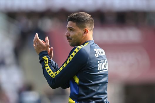TURIN, ITALY - OCTOBER 26: Giovanni Simeone of Torino applauds the fans prior to the Serie A match between Torino FC and Genoa CFC at Stadio Olimpico di Torino on October 26, 2025 in Turin, Italy. (Photo by Chris Ricco/Getty Images)
