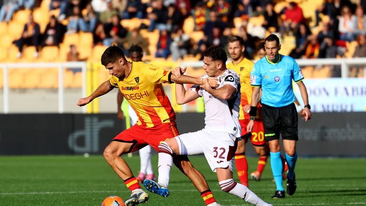 LECCE, ITALY - NOVEMBER 30: Medon Berisha of US Lecce competes for the ball with Kristjan Asllani of Torino FC during the Serie A match between US Lecce and Torino FC at Stadio Via del Mare on November 30, 2025 in Lecce, Italy. (Photo by Maurizio Lagana/Getty Images) Oltre l’imbarazzo - immagine 1