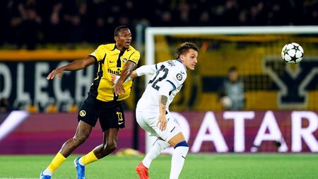 BERN, SWITZERLAND - NOVEMBER 26: Mateo Retegui of Atalanta reacts whilst under pressure from Mohamed Ali Camara of BSC Young Boys as they attempt to control the loose ball during the UEFA Champions League 2024/25 League Phase MD5 match between BSC Young Boys and Atalanta BC at Stadion Wankdorf on November 26, 2024 in Bern, Switzerland. (Photo by Daniela Porcelli/Getty Images)