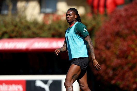 Cairate, Italia - 7 aprile 2026: Rafael Leao del Milan durante una sessione di allenamento a Milanello. (Foto di Giuseppe Cottini/AC Milan via Getty Images) Calciomercato Milan, fissato il prezzo di Leao: il club lo libera per questa cifra- immagine 2