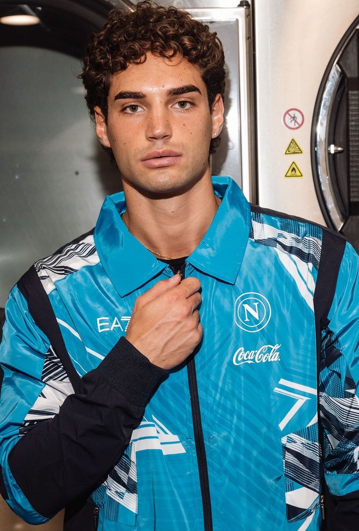 GALLERY Il Napoli mostra la nuova felpa azzurra per veri tifosi: ma che design! - immagine 6