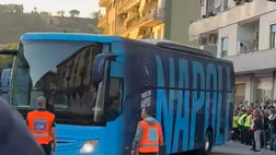 Napoli-Como, il bus degli azzurri è al Maradona: l’accoglienza da brividi dei tifosi