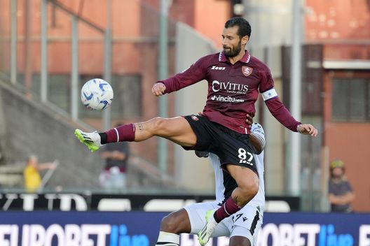 SALERNO, ITALY - AUGUST 28: Antonio Candreva of US Salernitana during the Serie A TIM match between US Salernitana and Udinese Calcio at Stadio Arechi on August 28, 2023 in Salerno, Italy. (Photo by Francesco Pecoraro/Getty Images) Salernitana-Torino è anche Candreva vs Radonjic: la trequarti può far la differenza- immagine 2